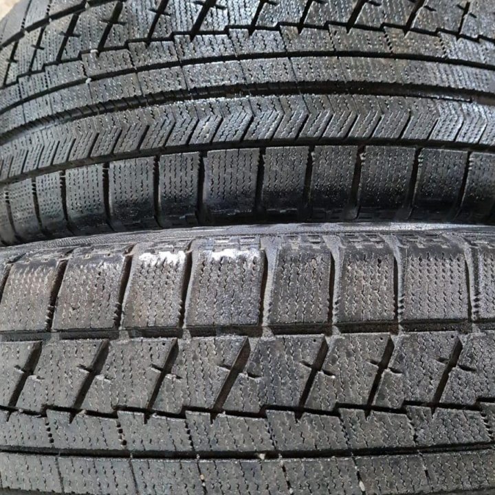 Шины зима липучка бу Bridgestone 225-55R17 4-2-1шт