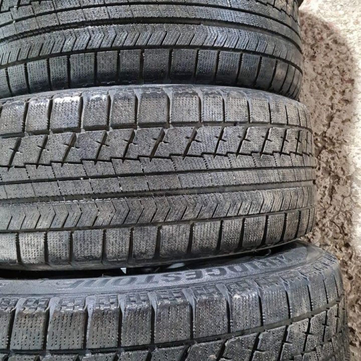 Шины зима липучка бу Bridgestone 225-55R17 4-2-1шт