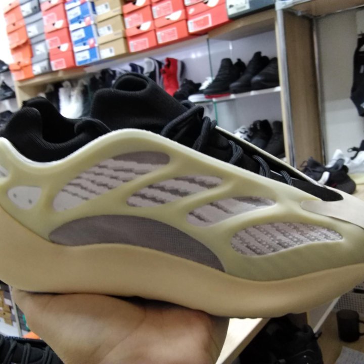 Кроссовки adidas yeezy boost 700 V3