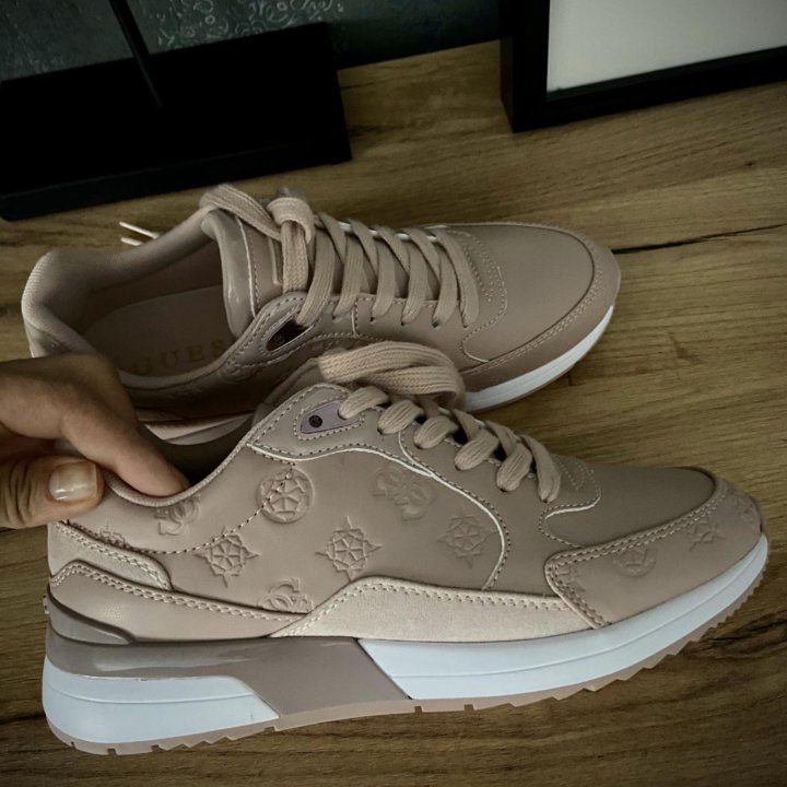 Кроссовки Guess