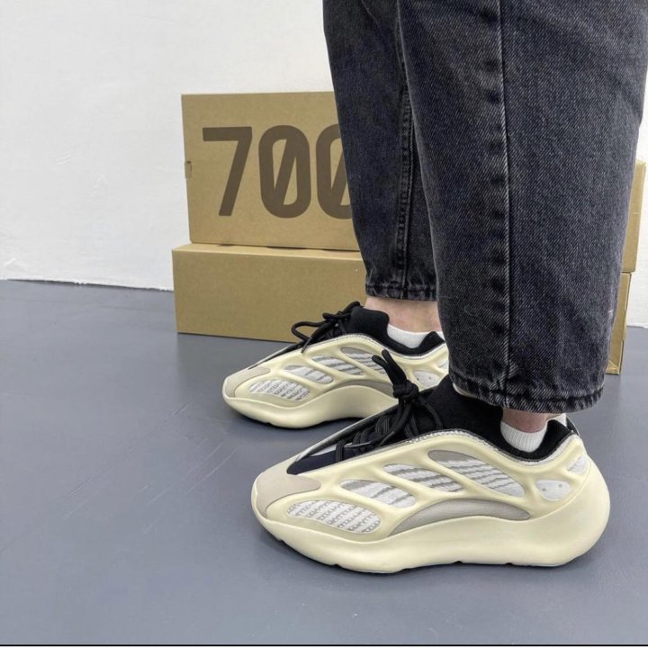  Кроссовки Adidas Yeezy 700 V3