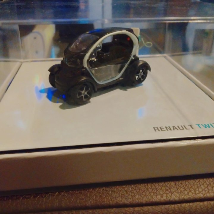 Коллекционная машинка RENAULT TWIZY