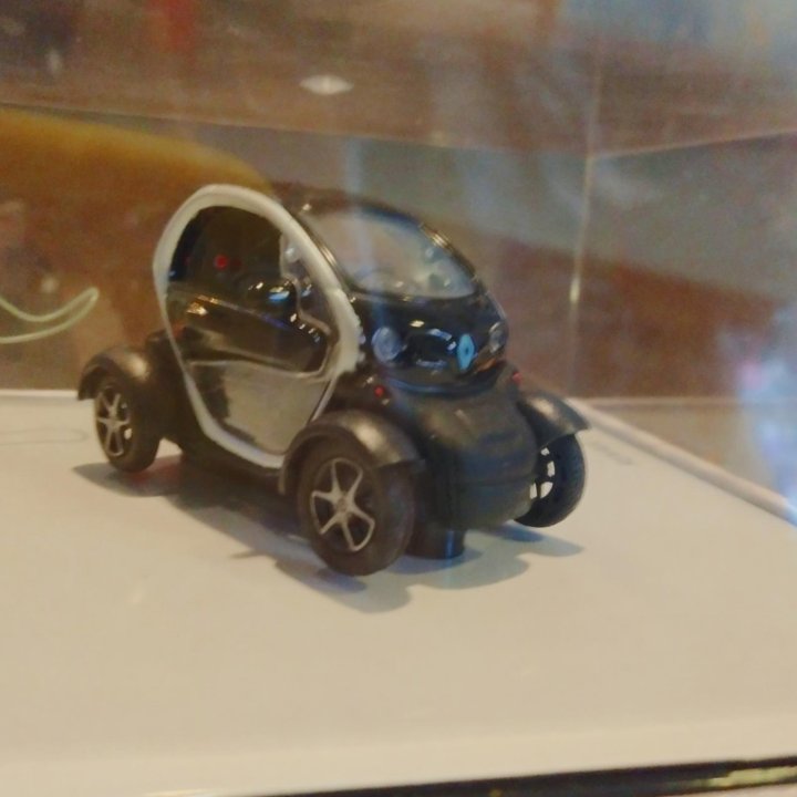 Коллекционная машинка RENAULT TWIZY