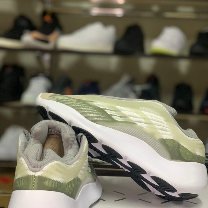 Кроссовки Adidas yeezy 700 V3