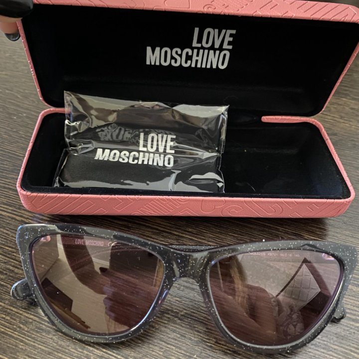 Солнцезащитные очки Moschino