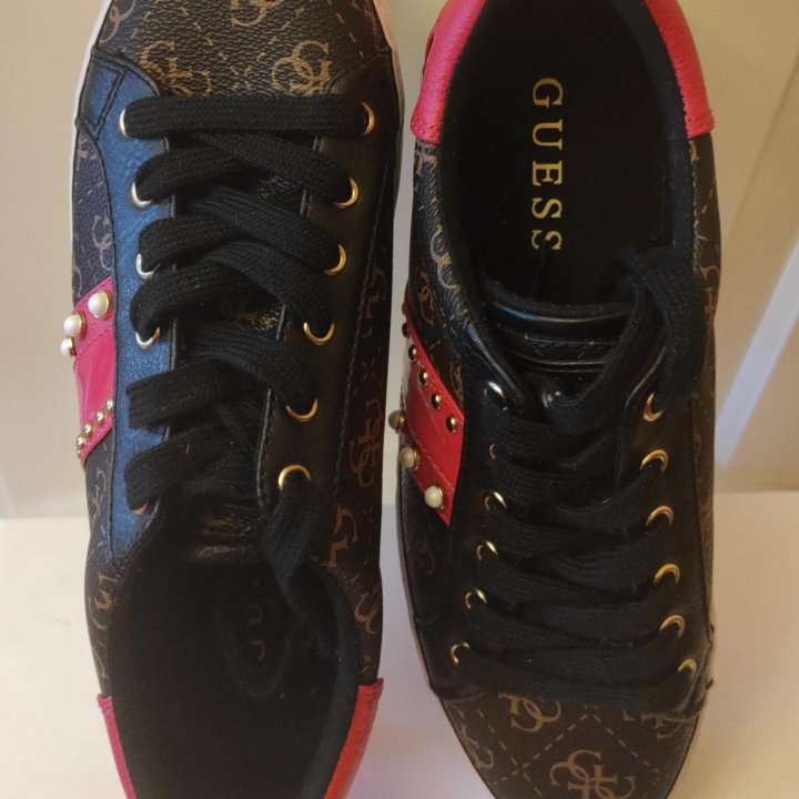 Кроссовки GUESS