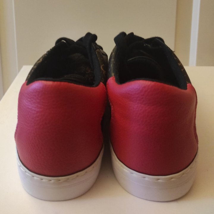 Кроссовки GUESS