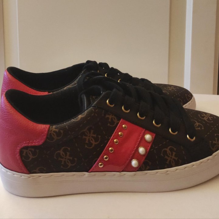 Кроссовки GUESS