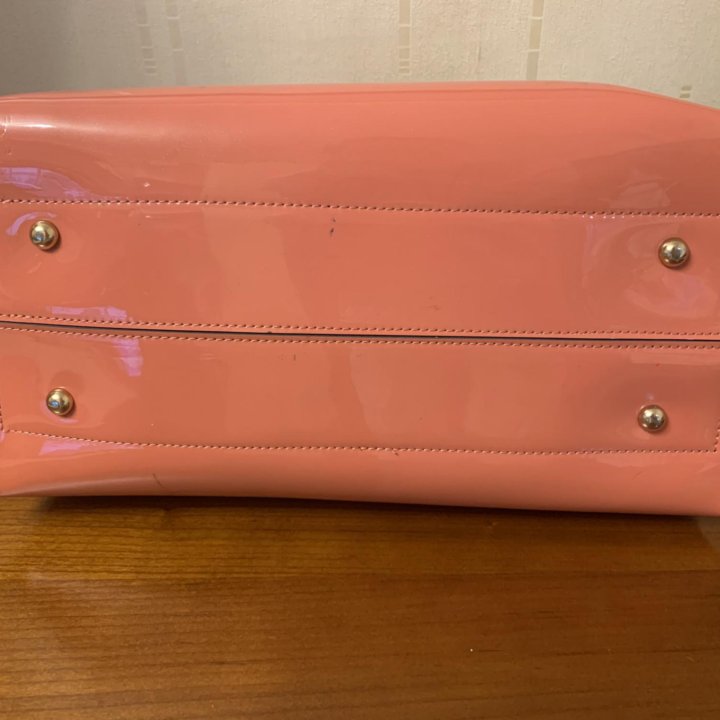 Сумку лаковая