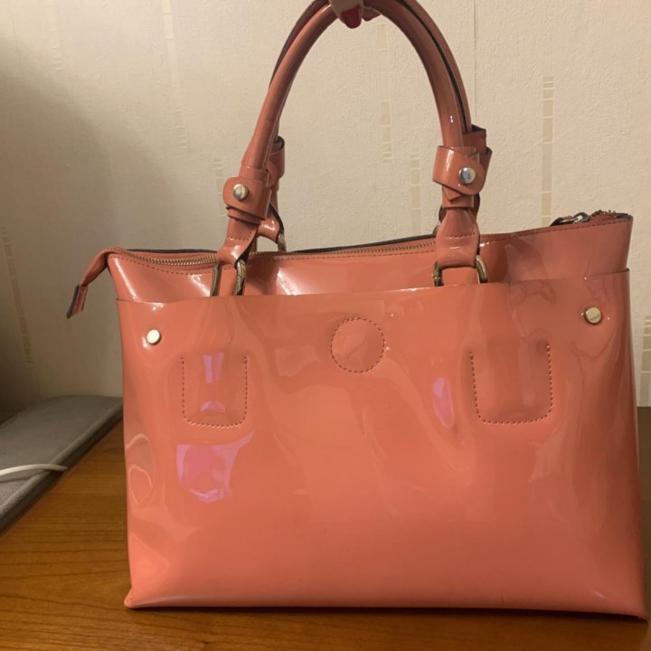 Сумку лаковая