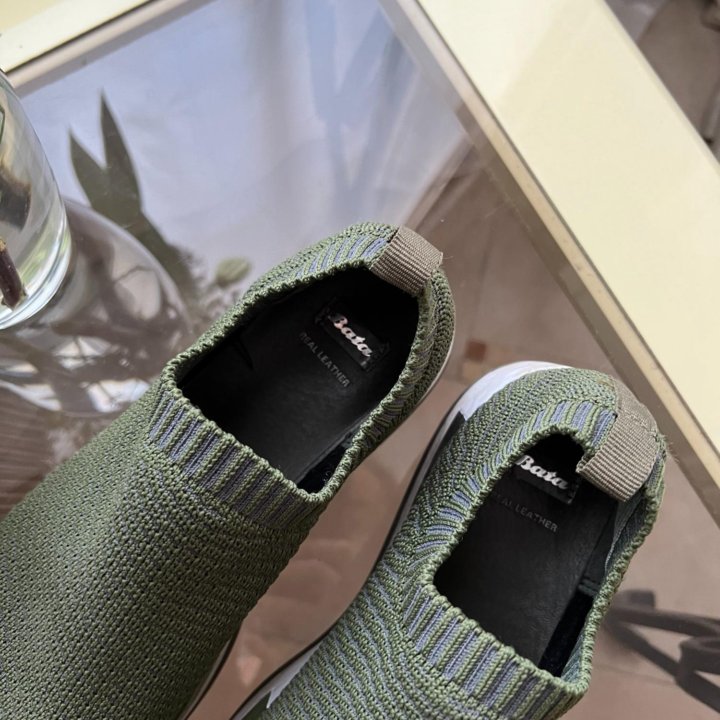 Кроссовки новые BATA