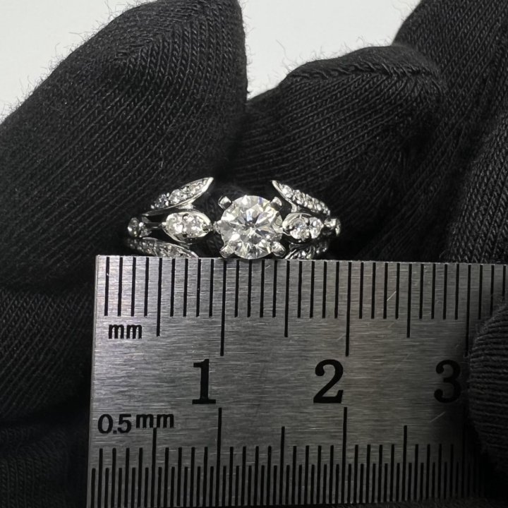 Золотое кольцо с бриллиантами 3.42 гр