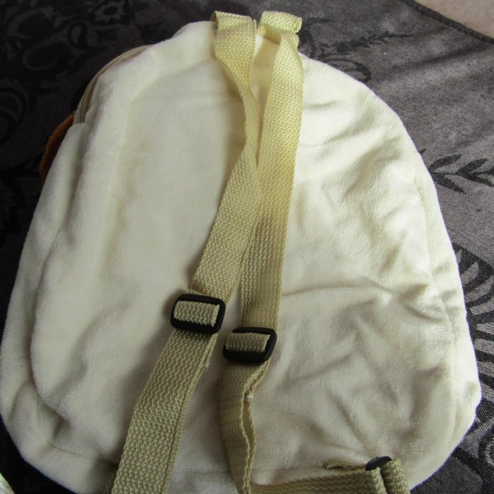 Детский рюкзак с накладным карманом для мелочей.