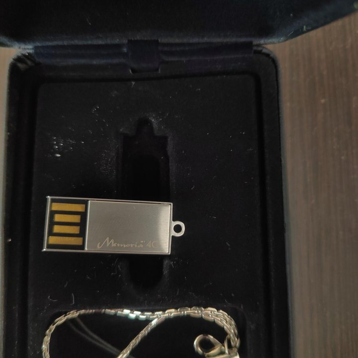 Продам Флэшку Memoria usb 4gb со стразами