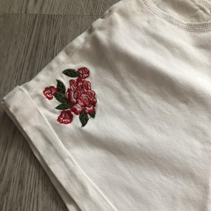 Белые джинсовые шорты