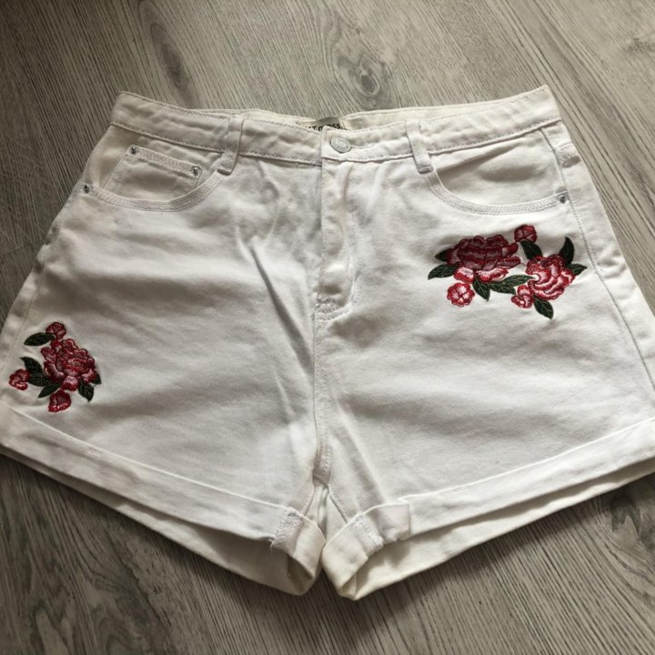 Белые джинсовые шорты