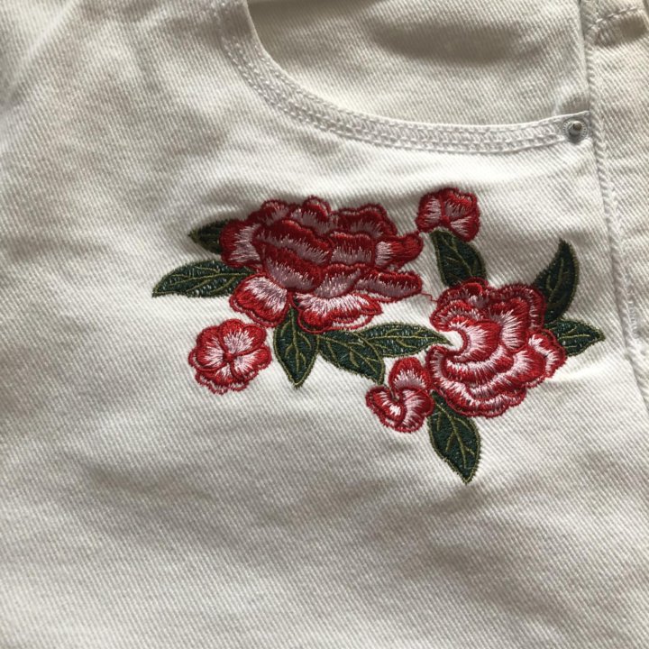 Белые джинсовые шорты