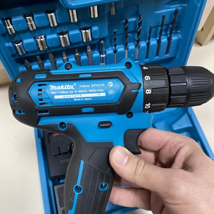 Шуруповёрт Makita 18v с битами