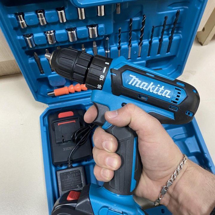 Шуруповёрт Makita 18v с битами