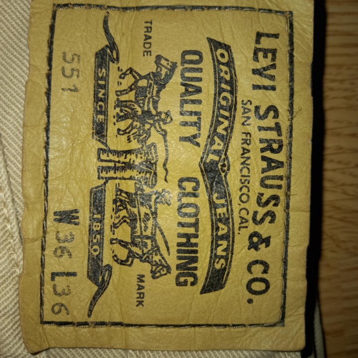 Джинсы Levi's 551