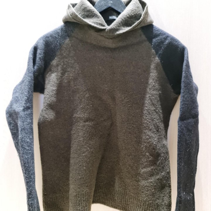 Свитер с капюшоном