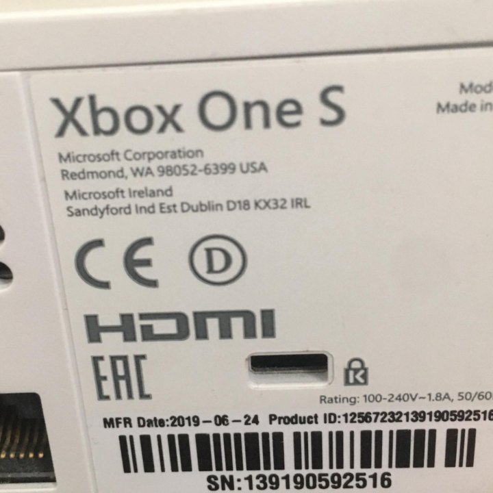 Xbox one s 1tb с дисководом + геймпад