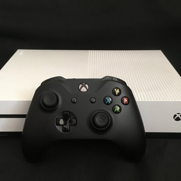 Xbox one s 1tb с дисководом + геймпад