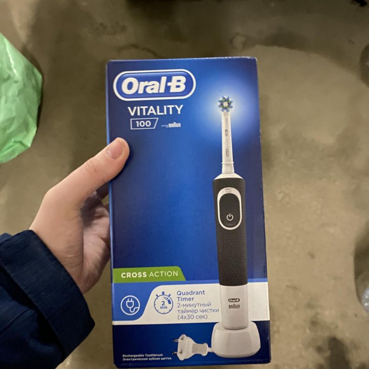 Электрическая зубная щетка oral-b