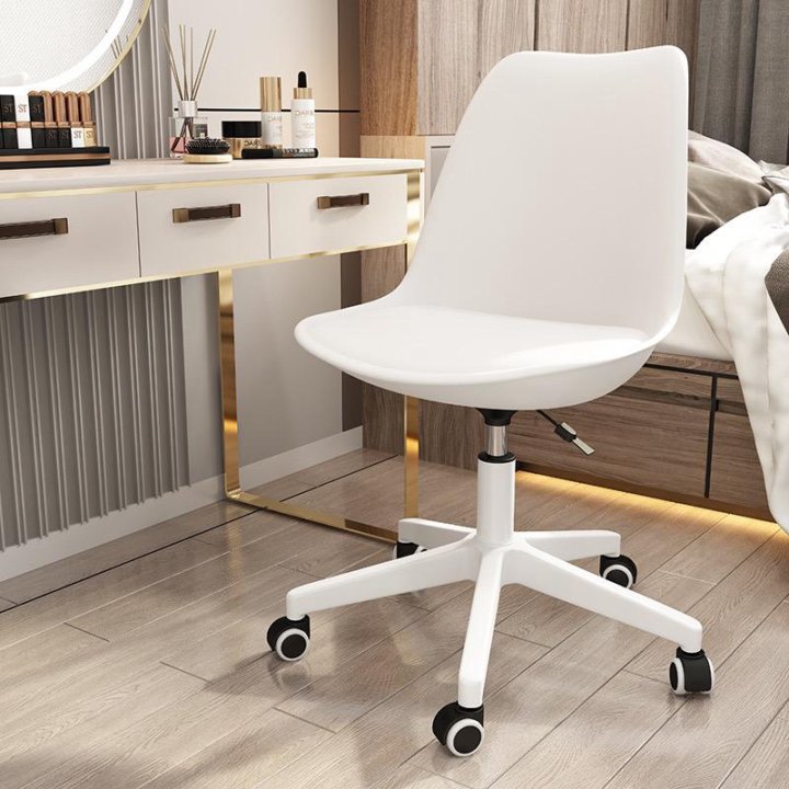 Стул Eames на колёсах