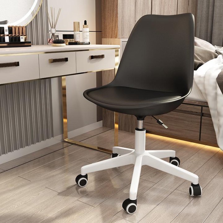 Стул Eames на колёсах