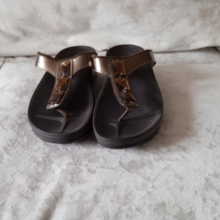 Сандалии новые