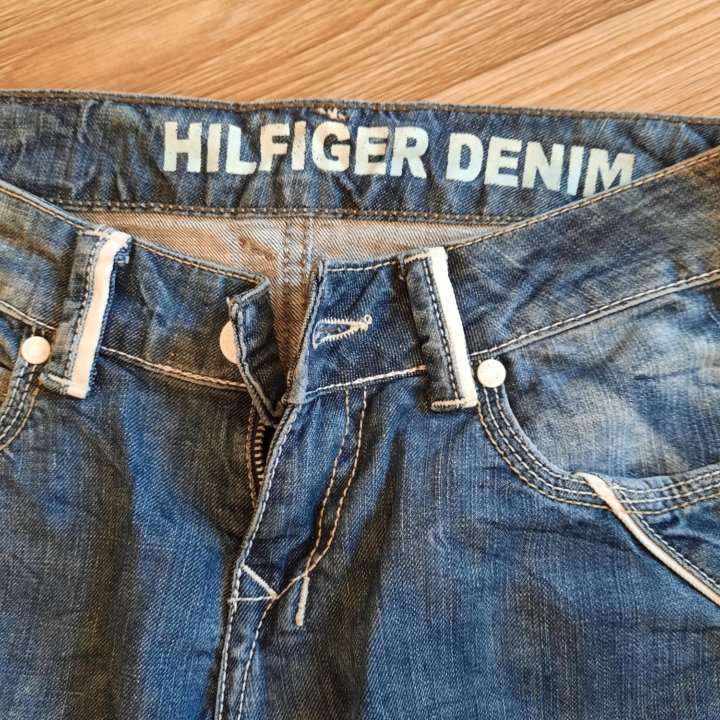 Джинсы Hilfiger.