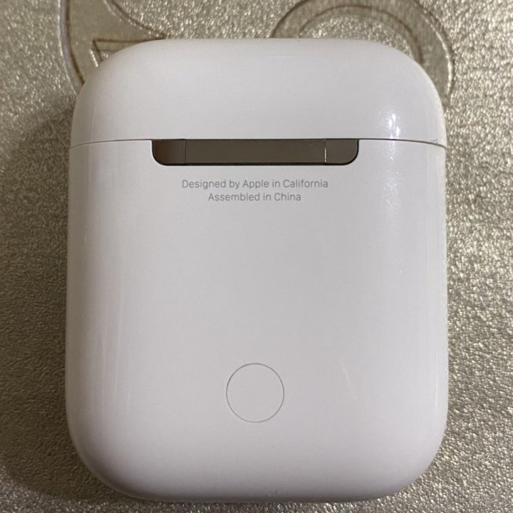 Apple AirPods 2 в зарядном футляре (белый)