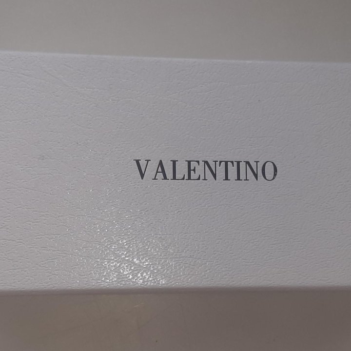 Солнцезащитные очки Valentino