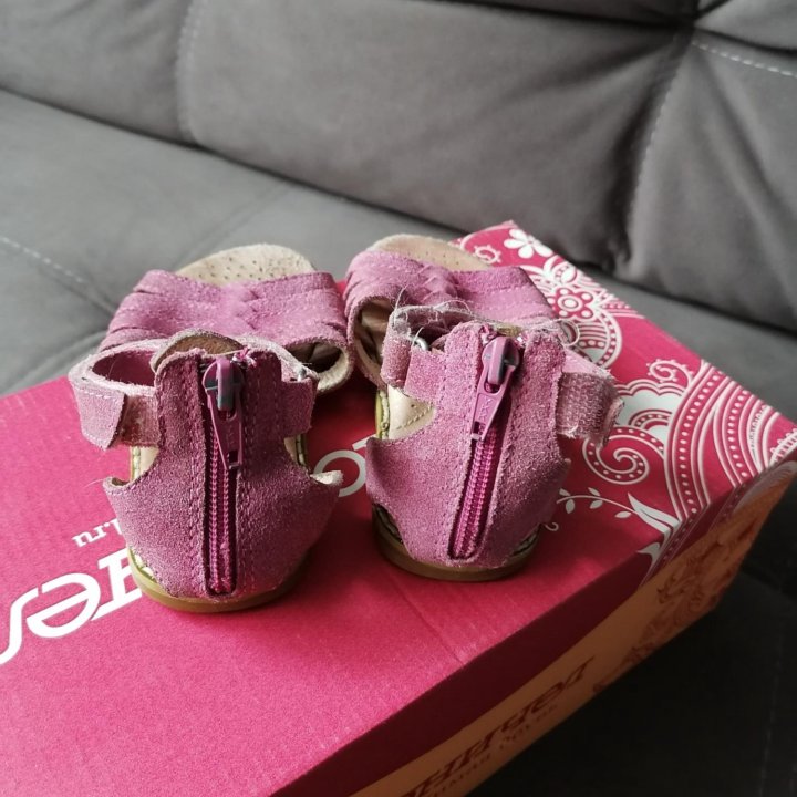 Продам сандалии для девочки