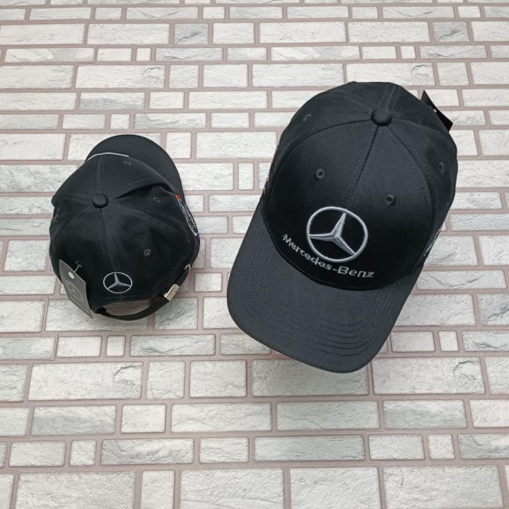 Чёрная бейсболка Mercedes