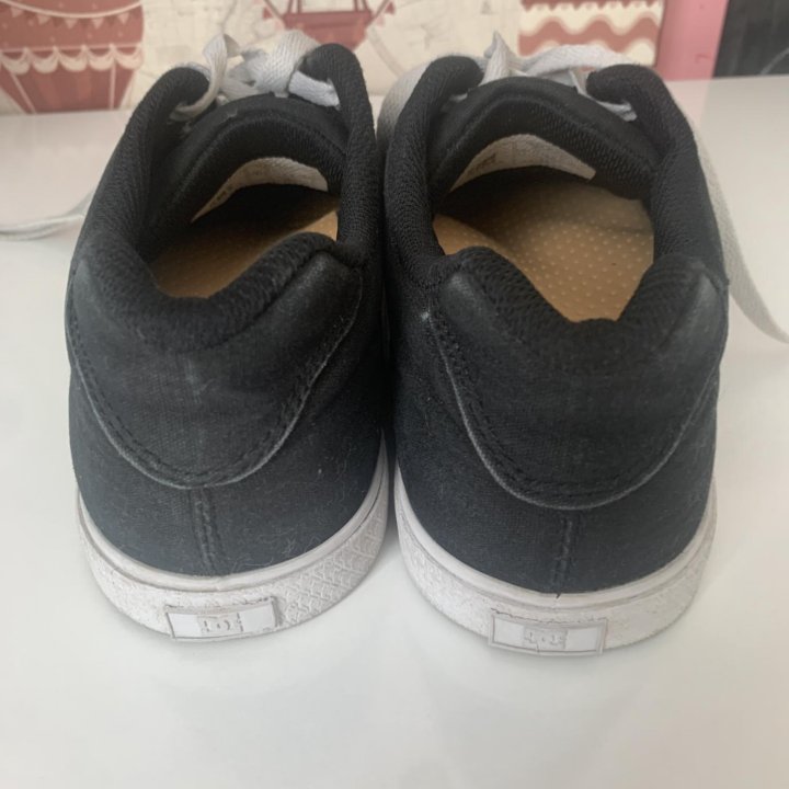 Кроссовки DC