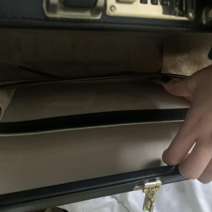 Кожаный чемоданчик