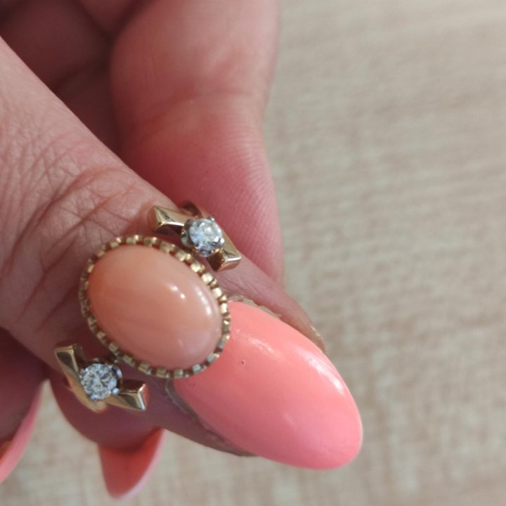 Шикарное золотое кольцо с бриллиантами и коралом