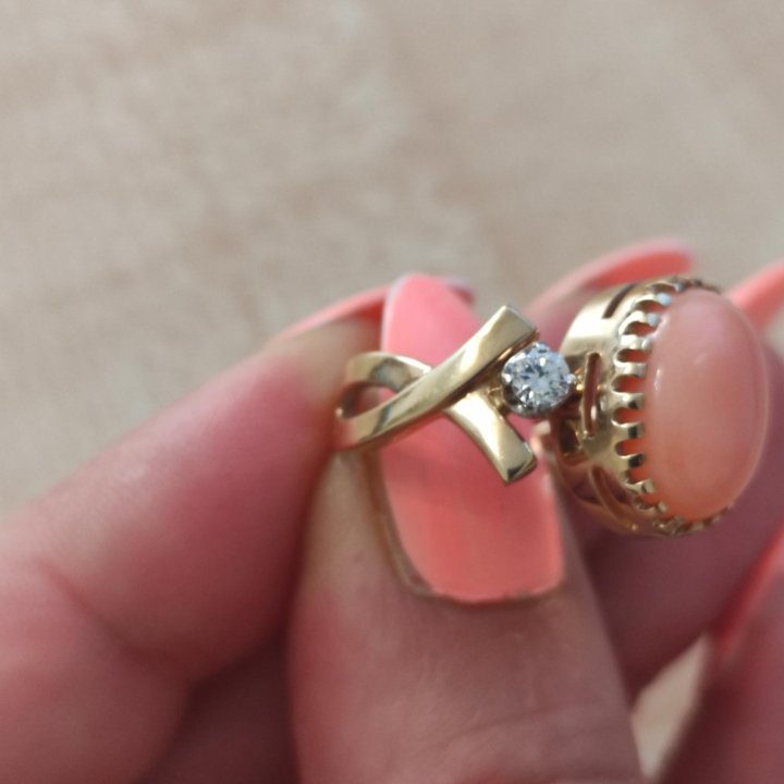 Шикарное золотое кольцо с бриллиантами и коралом