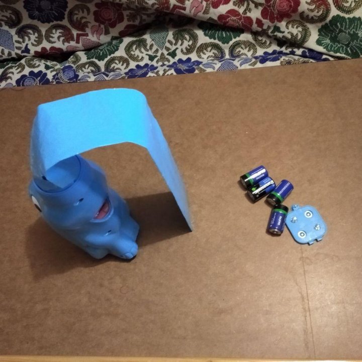 Слон машет хоботом игрушка