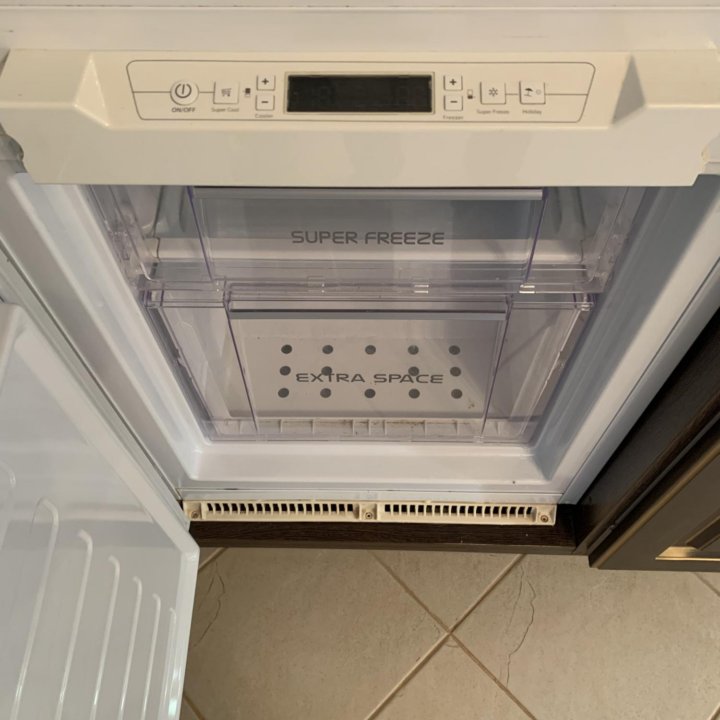 Встраиваемый холодильник Hotpoint Ariston