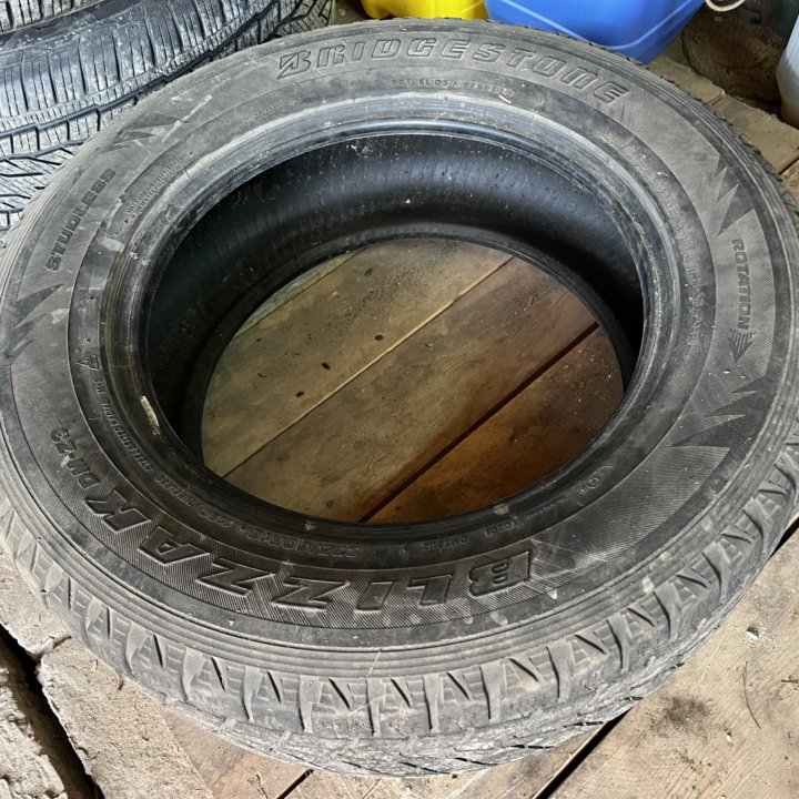 Один баллон Bridgestone Blizzak DM-Z3.