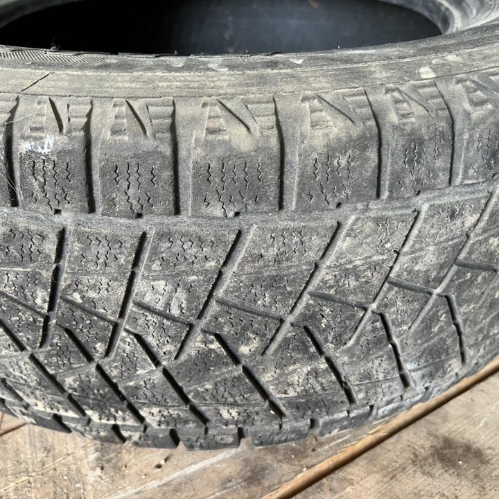 Один баллон Bridgestone Blizzak DM-Z3.