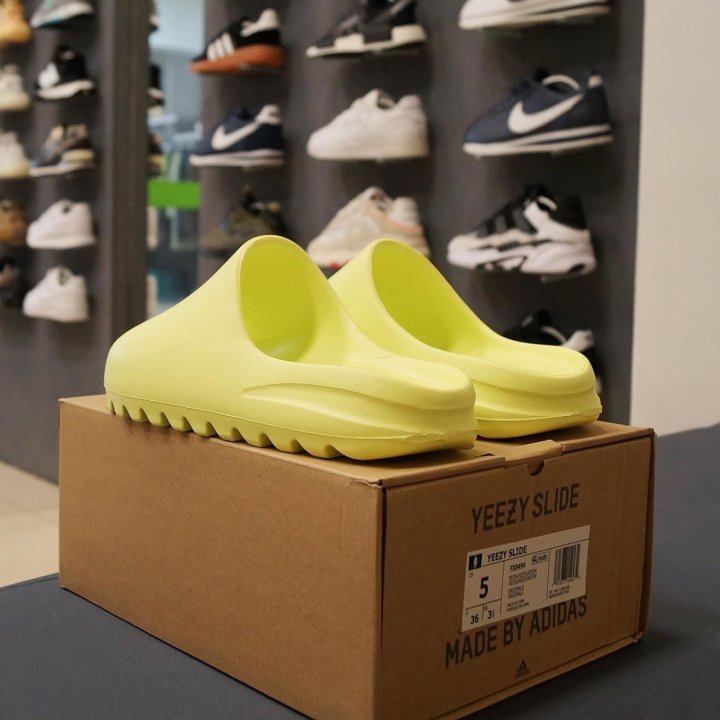 Шлепанцы Yeezy Slide