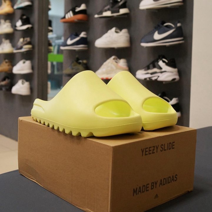 Шлепанцы Yeezy Slide