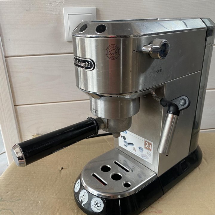 Кофеварка рожковая DeLonghi