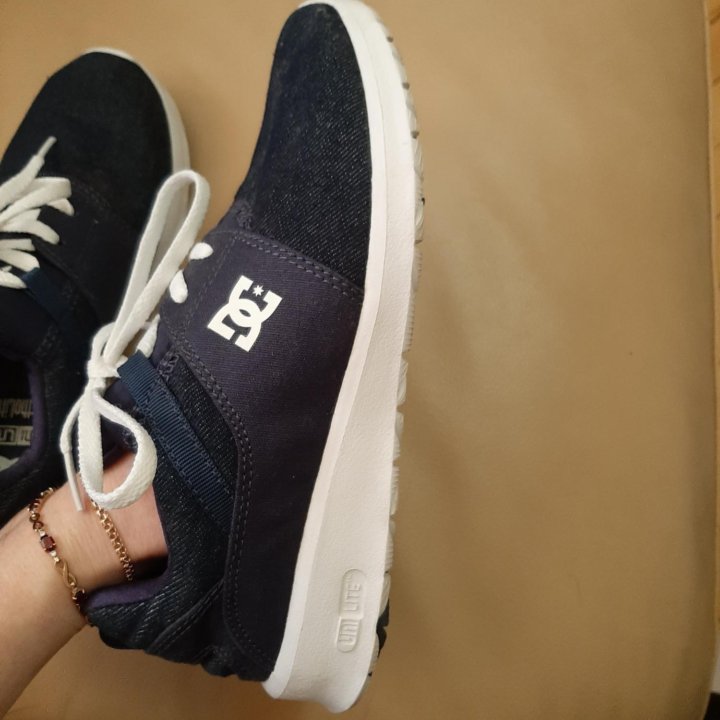 Кроссовки DC