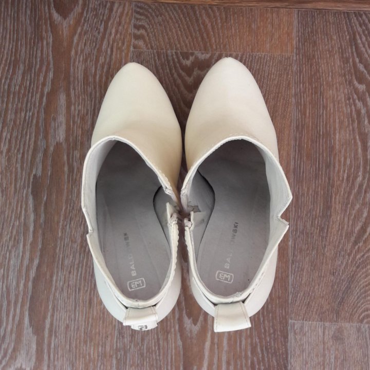 Белые ботильоны