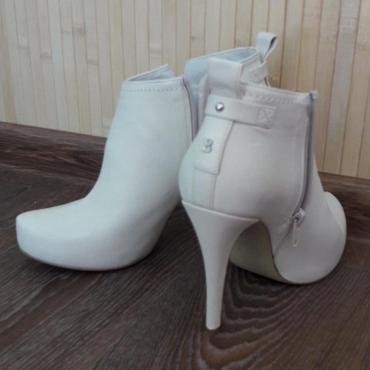 Белые ботильоны